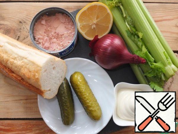 For snacks it is better to take tuna fillet
I have a small jar of 180 g