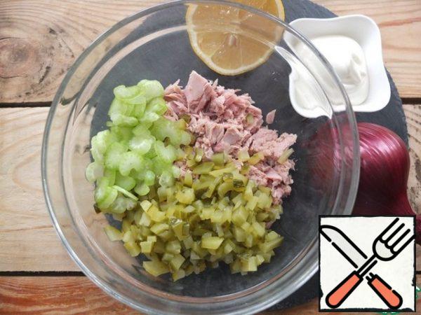 With a fork, I mash the tuna into fibers.
Cucumbers and celery are finely chopped.