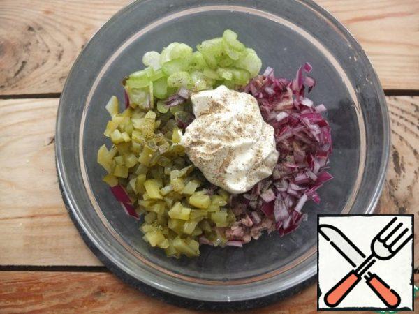 Red onions are also finely chopped.
Add mayonnaise and lemon juice, pepper to taste.
Mix it up.