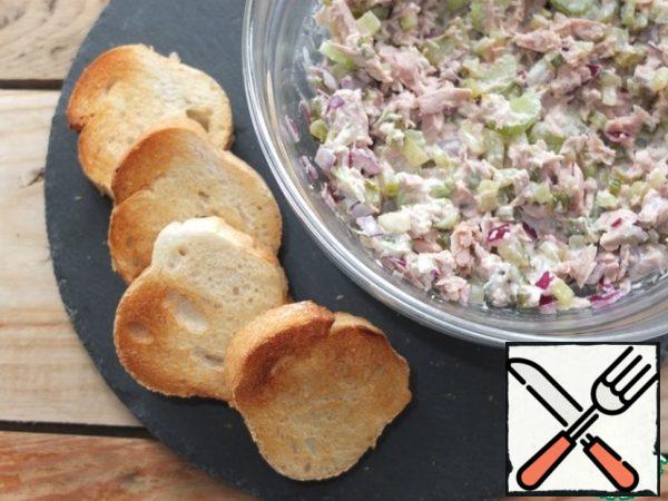 Cut the baguette and dry it in a frying pan or in a toaster.
Spread the appetizer on a crispy baguette and serve.