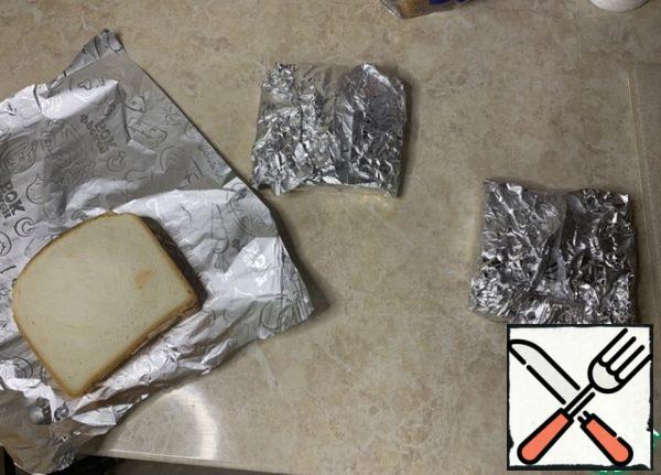 Now we fold it and press it down a little with our hand. We wrap our sandwich in foil and send it to the oven for 20 minutes (at 180 degrees)