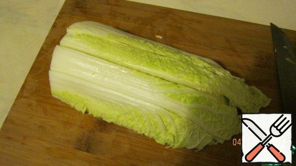 Chinese salad (Chinese cabbage) - 1 forks, my, let it rip.
I first divide the forks into 2 parts, then make a 3-4-section cut across,