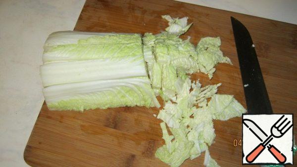 Then we cut and send our base to a convenient dish.
Peking cabbage can be slightly crushed, it will be juicier.