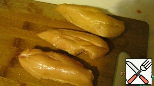 Then we cut the smoked and boiled chicken breasts.

Since the breasts are one of the main ingredients of the salad, I advise you to choose them with special care. Natural smoked breasts are ideal. Do not take smoked liquid smoke. The meat inside should be light and tender.