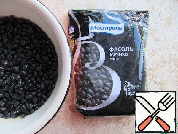 Soak the beans in plenty of water overnight. Then boil until tender (20 minutes before the end of cooking, add salt), drain the water. Drizzle with good olive oil.
