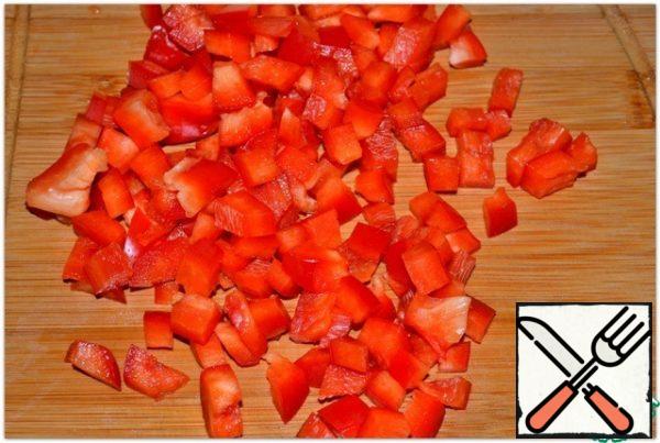 Dice the sweet pepper