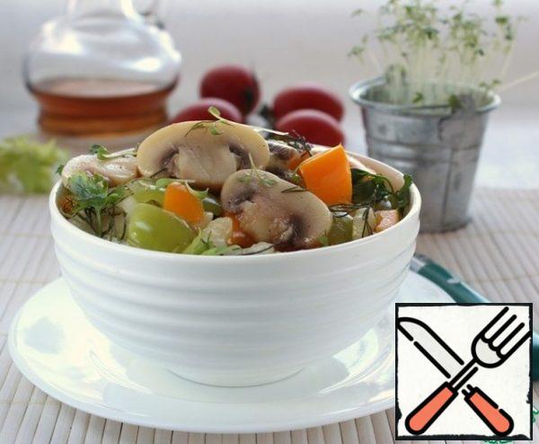 You can eat the salad right away, but if you have the willpower to leave it in the refrigerator overnight, then the next day it will be incredibly delicious!
