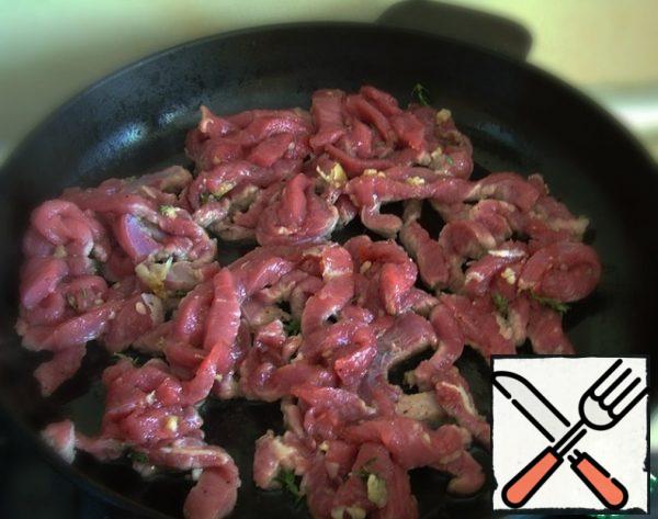 In a hot frying pan, fry the beef in the remaining oil for 2-3 minutes. The fire is maximum, so that the meat juice does not have time to come out and the beef does not become hard.