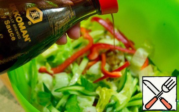 Iceberg in large slices, combine with vegetables and season with soy sauce.