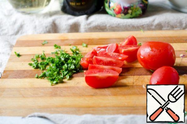 Cut the cherry tomatoes into quarters. Finely chop the parsley.