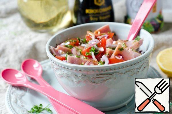 In a salad bowl, put the ham, onion, cherry tomatoes and parsley. Add the dressing and serve.