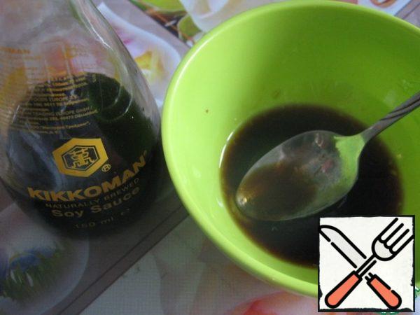 Prepare the dressing. Mix honey, soy sauce, lemon juice, black pepper, vegetable oil.