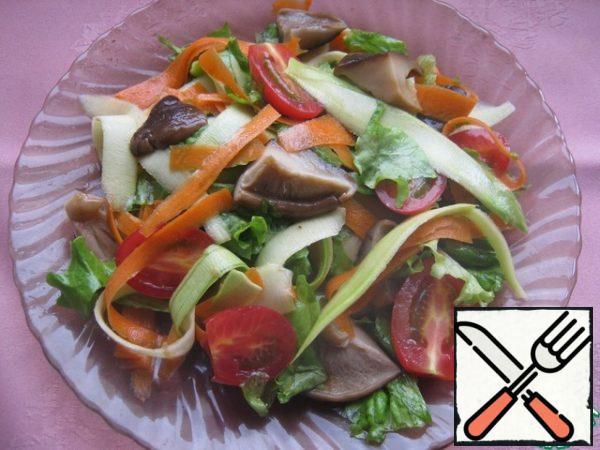 Pour the salad dressing, mix, and sprinkle with sesame seeds, fried in a dry pan.