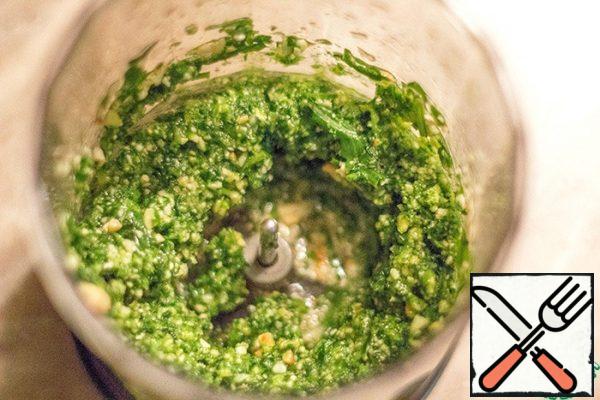 Make the pesto.
Grind the nuts, arugula, garlic clove, and olive oil in a blender (add the amount of olive oil based on your preferences for taste and consistency).