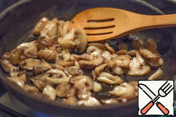 Cut the mushrooms into slices. Quickly fry in olive oil in a preheated frying pan.
