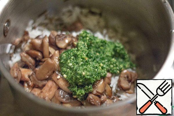 Combine rice, mushrooms, and pesto. Mix well. Adjust the taste with salt and ground black pepper. You can also adjust the amount of pesto, focusing on your taste. For meat eaters, I recommend adding fried bacon and grated parmesan to the dish. If served as a salad, you can fill it with natural yogurt, adding a few drops of lemon juice.