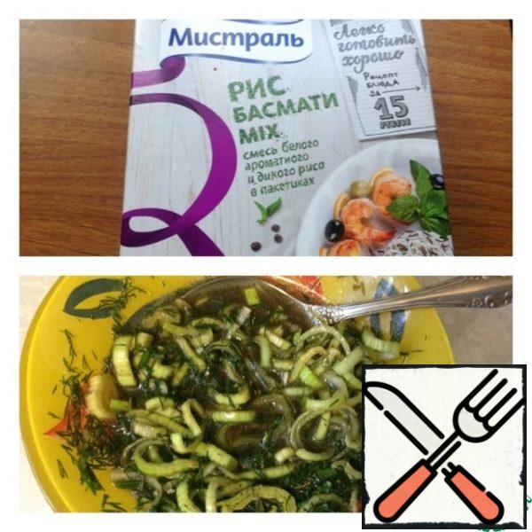 Put the rice to boil in salted boiling water according to the instructions on the package.
Meanwhile, make the dressing. Cut the shallots into thin rings, chop the dill. In a bowl, mix salt, pepper, oil, balsamic vinegar, orange juice. Add the onion, dill, and thyme. Mix everything together.