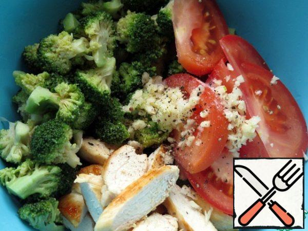 Chop the garlic, add it to the rest of the ingredients. All salt, pepper to taste. Fill with light mayonnaise, mix and serve.