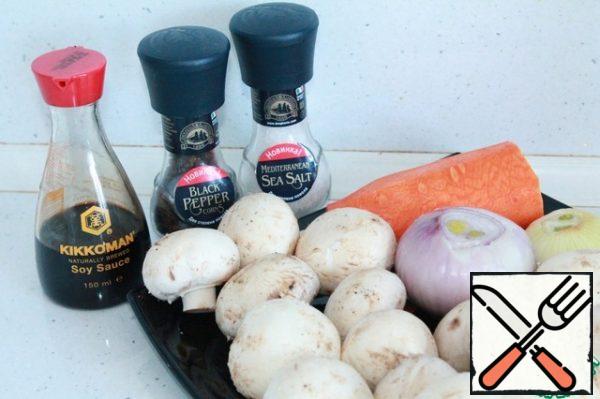 We will prepare all the necessary ingredients. Peel the carrots and onions. Do not wash the mushrooms, wipe with a damp cloth, cut off heavy dirt. We do this for the aroma of mushrooms, when the mushrooms are washed, they absorb moisture and lose their attractive appearance and smell.
