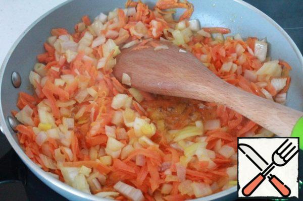 While our mushrooms are baking, fry in vegetable oil until ready pre-chopped onions and grated carrots on a coarse grater.