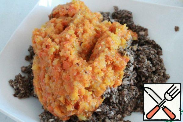To them, we also add chopped onions and carrots with a blender. Mix it up.