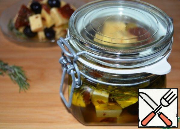 You can put it in a jar and pour olive oil to keep it longer (a couple of days). I covered it with tomato oil and added fresh olive oil. Then the oil is used for salads. It turns out fragrant and very tasty!