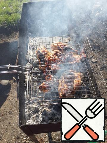 Spread on the grill on the grill or on the grill, fry until ready.