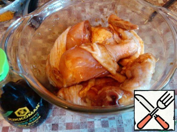 We will cut the chicken into pieces or you can take the shins, wings.
Fill the chicken with marinade and mix.
Leave for 2 hours to marinate.