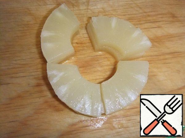 Cut the pineapple rings into 4 pieces.