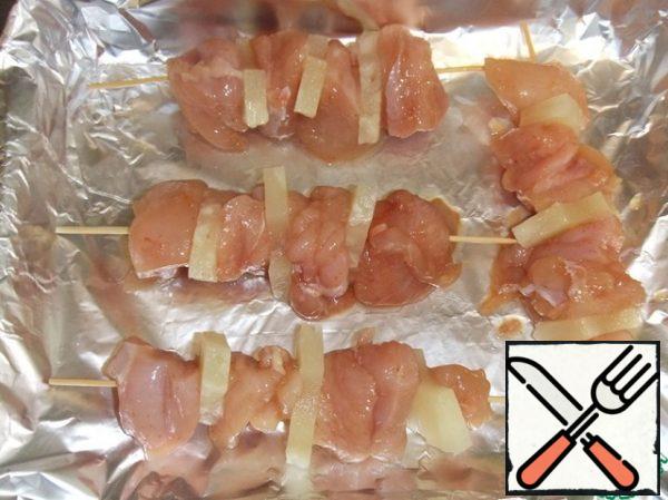 Cover the baking sheet with foil, lay out the skewers and bake for 20-25 minutes at 200C.
After 20 minutes, remove the brush and brush with teriyaki sauce and bake for another 5 minutes.