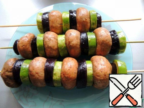 We soak the wooden skewers in water for half an hour and put our shish kebab on them.