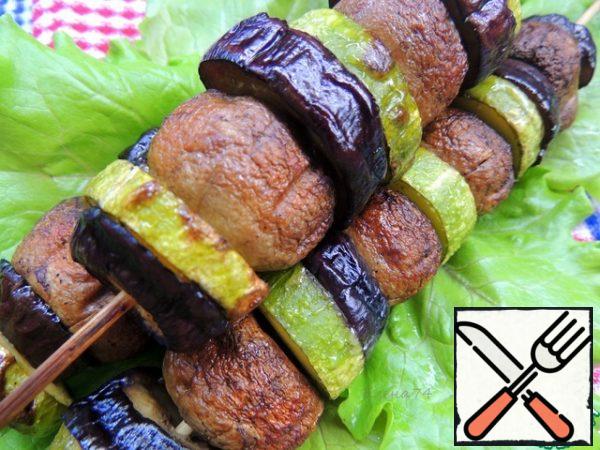Fry on coals or in the oven on the grill mode for 30-40 minutes.
Delicious and juicy shish kebab is ready.