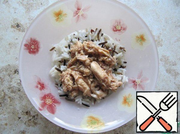 Mix the rice mixture with the chopped tuna (canned in its own juice). The proportions in the recipe are approximate.
