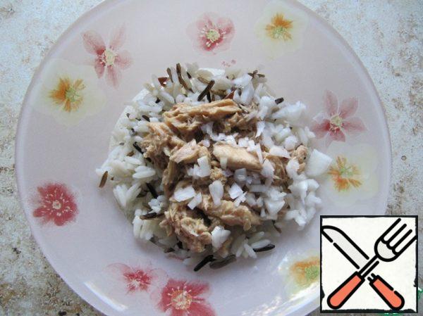 Add the onion to the rice-fish mixture.