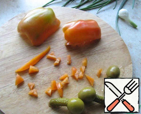 Chop a piece of seasonal pepper and add it to the rice.