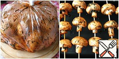 Tie the bag and shake it well, leave the mushrooms to marinate for 10-15 minutes.
Then string the mushrooms on skewers and put them on the mold.
Place in a preheated 200-230° oven and bake for 12-15 minutes.