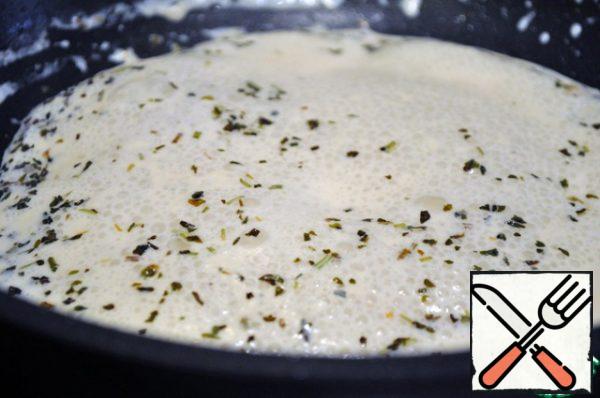 When the sauce begins to thicken, I turn it off and spread it on the mushrooms. I sprinkle pepper on top (I will crush the peas of black pepper with the handle of a knife on the board, so that it is large).
