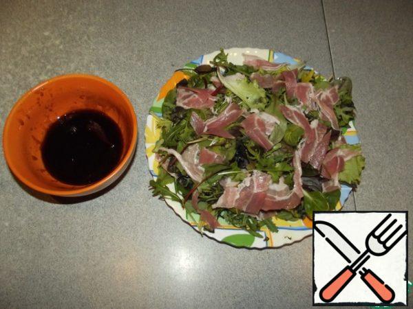 Making dressing. Combine vinegar, honey, salt, pepper, and olive oil and mix thoroughly until smooth.
We fill the salad just before serving. Sprinkle with grated parmesan on top.