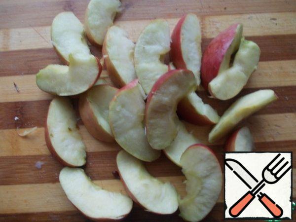 Cut the apples into slices and remove the seeds.
