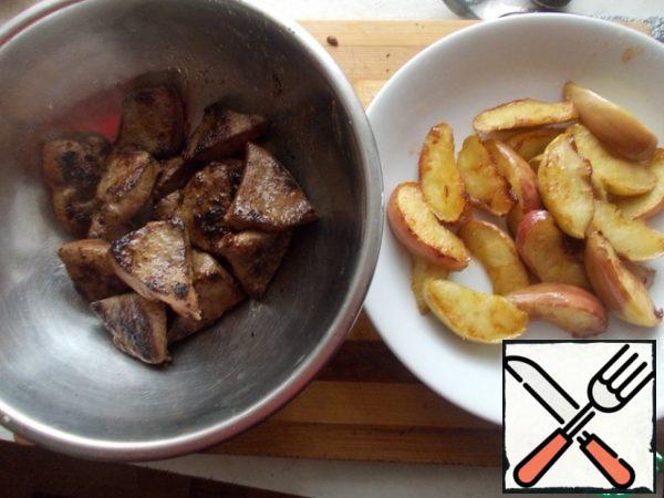 Heat the oil in a frying pan, fry the apples on both sides at once, until the caramel begins to stand out. Then in the same oil, fry the liver over a low heat, but do not over-dry it, it should remain soft. I didn't add salt, but the soy sauce dressing was enough for me.