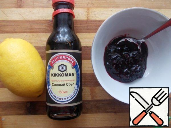 Prepare the ingredients for the sauce, soy sauce, lemon and currant ground with sugar, you can replace the currant jam.