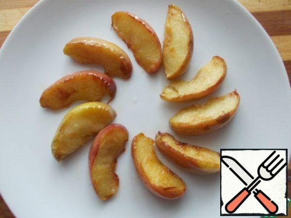 Spread the salad while warm on serving plates. Apples in a circle.