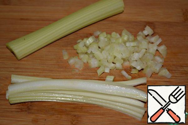 While the eggs are cooking, wash the celery, if necessary, peel off the hard top layer, finely chop.