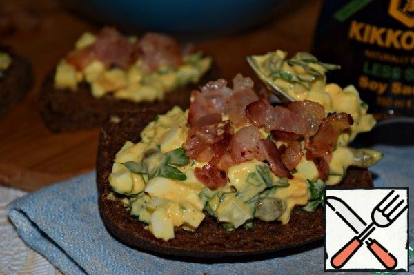 It is very convenient and delicious to serve this salad on slices of black bread, croutons or toast, sprinkled with fried warm bacon.