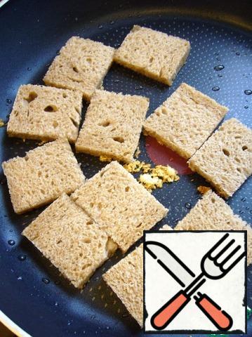Fry the bread in a hot pan with garlic.