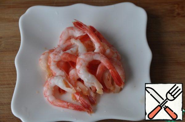 We give the shrimps to thaw themselves, clean them.
