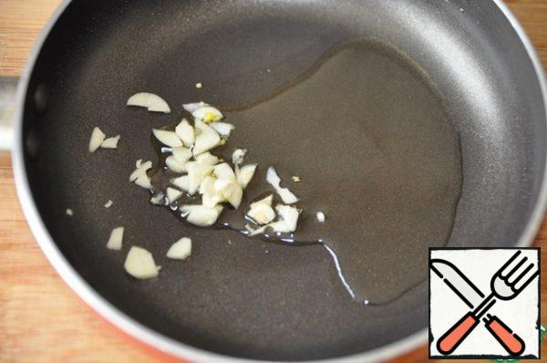 Garlic is cleaned, finely chopped and fried in vegetable oil until light flavor.