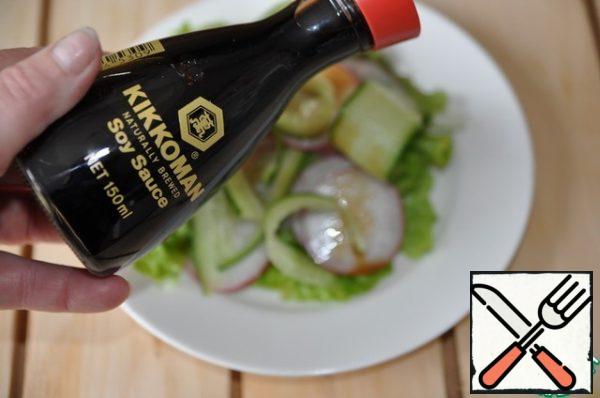 Put cucumbers and radishes on the lettuce leaves, sprinkle with the remaining soy sauce .