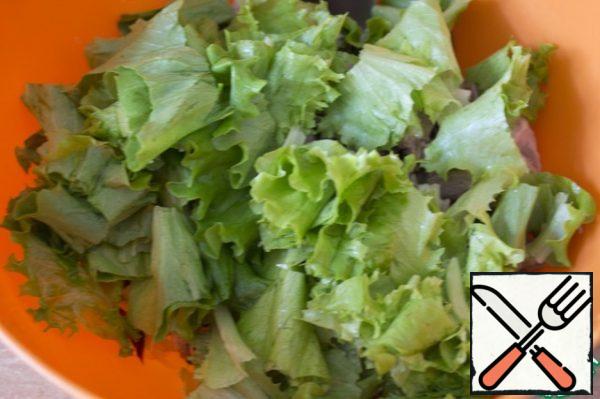 Wash the lettuce leaves and tear them into pieces.