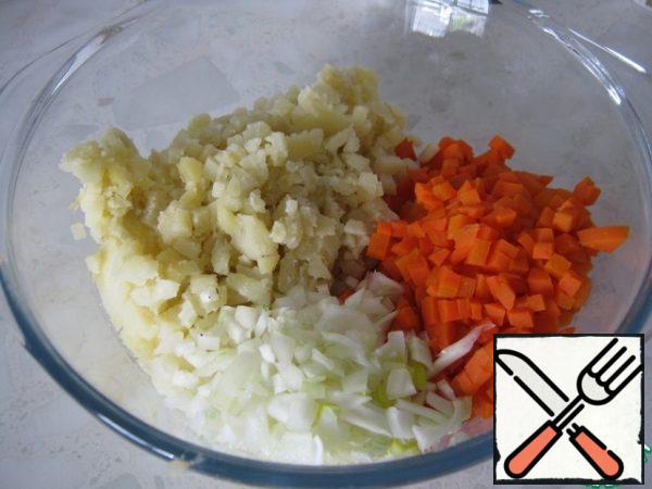 Peel the vegetables, cut them into small cubes, and put them in a salad bowl. Add finely chopped onion.